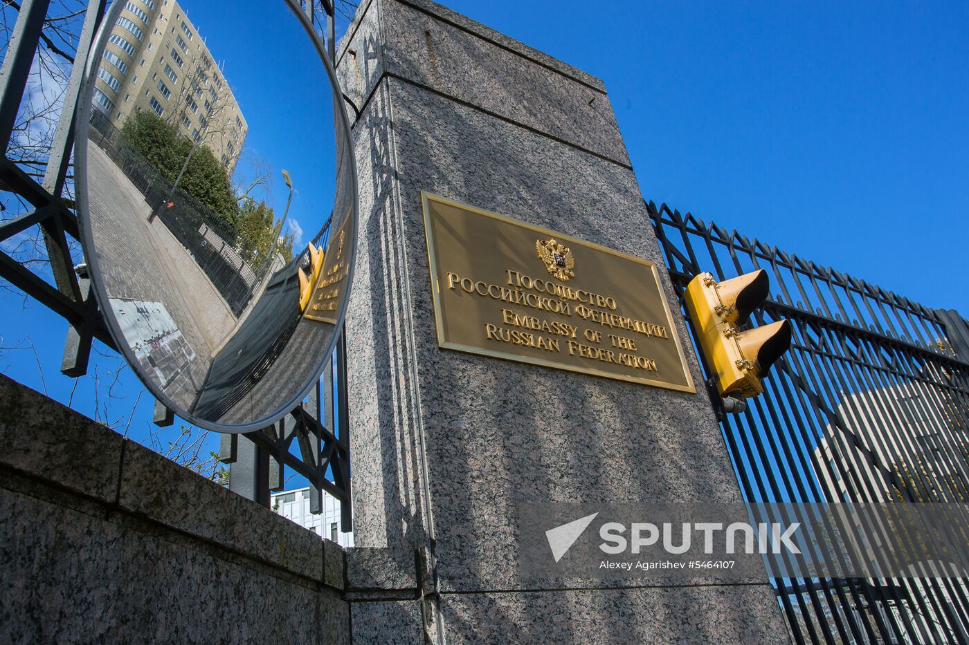 US to expel Russian diplomats