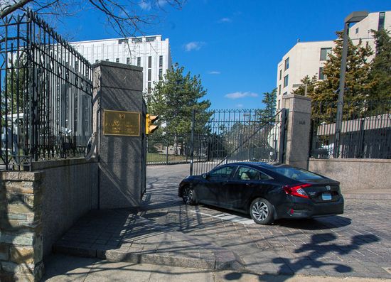 US to expel Russian diplomats