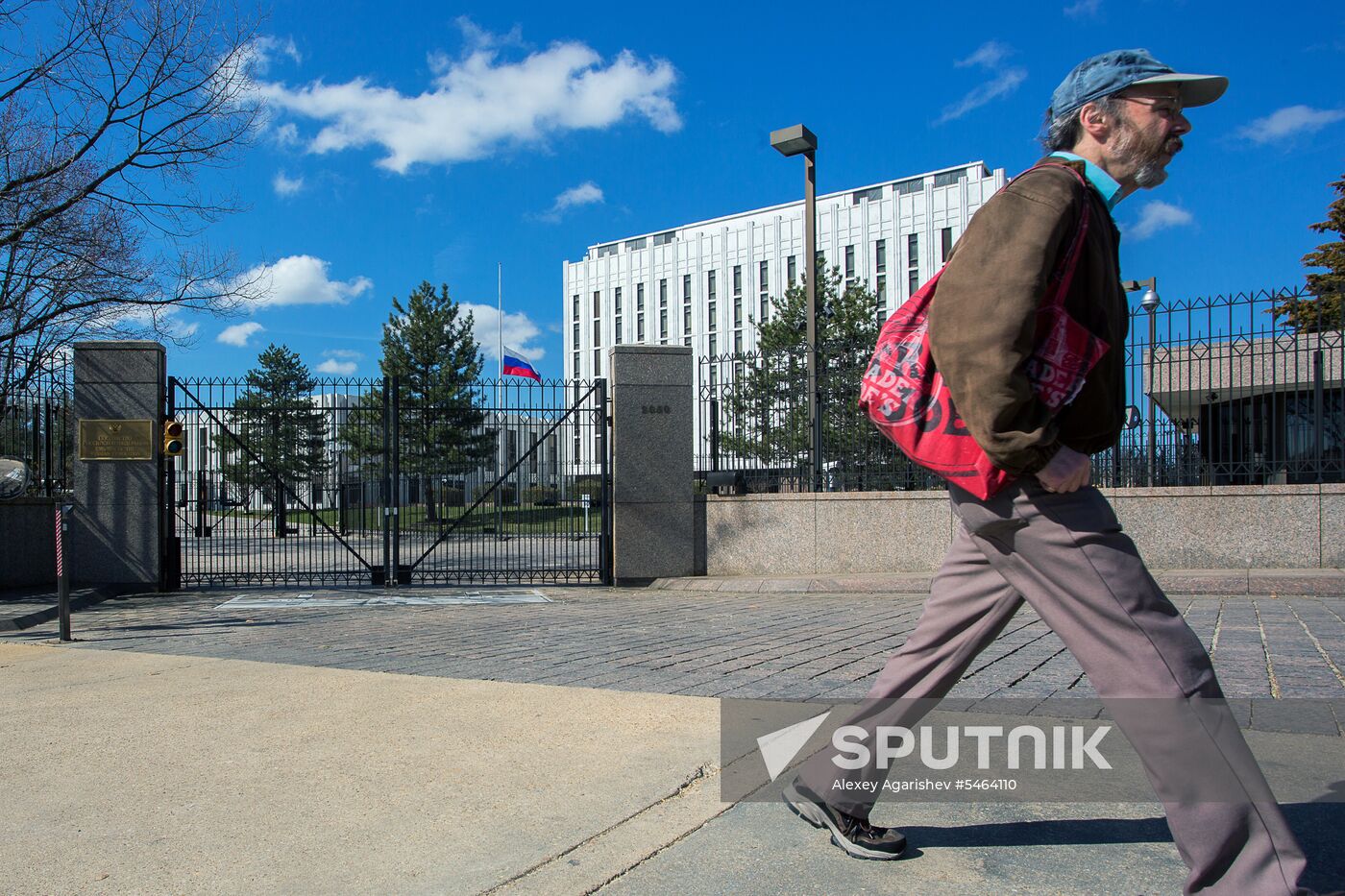 US to expel Russian diplomats