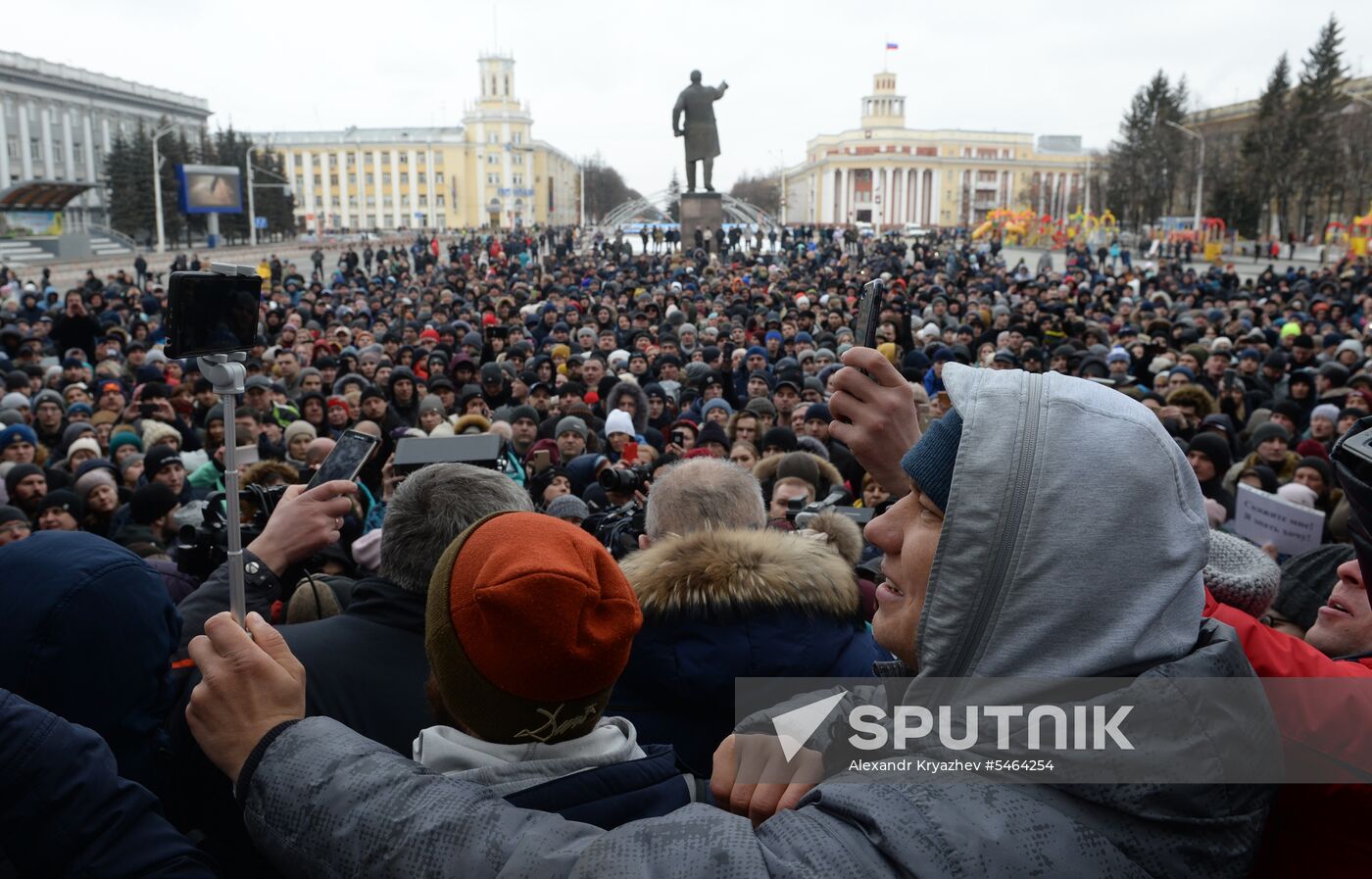 Rally in front of Kemerovo adiministration building