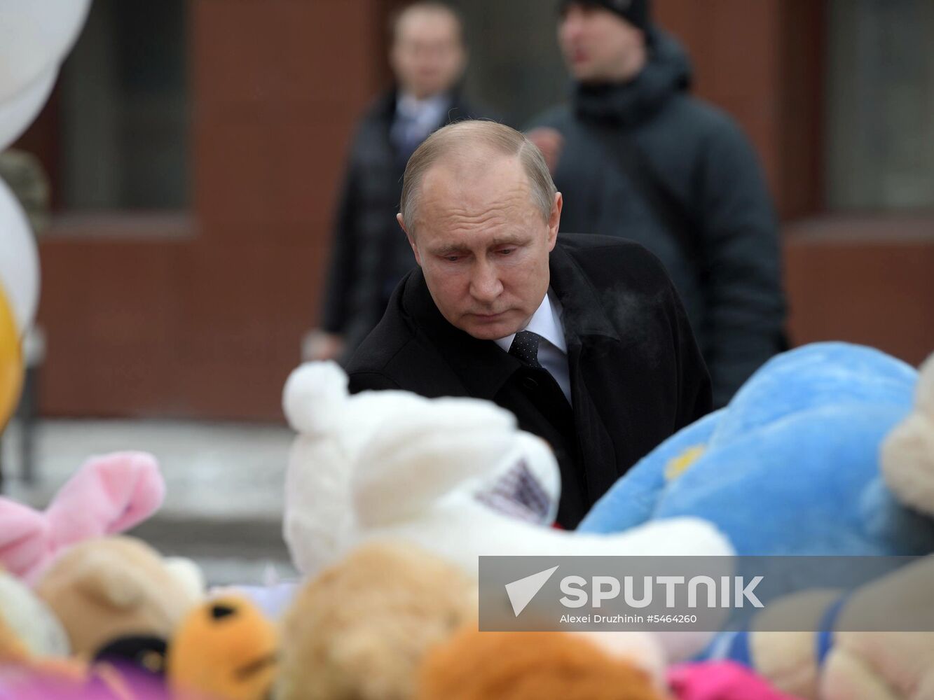 Russian President Vladimir Putin honors the memory of Kemerovo fire victims