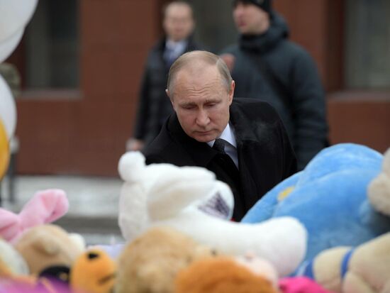 Russian President Vladimir Putin honors the memory of Kemerovo fire victims