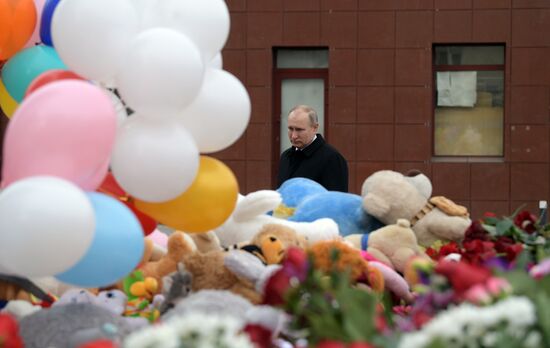 Russian President Vladimir Putin honors the memory of Kemerovo fire victims