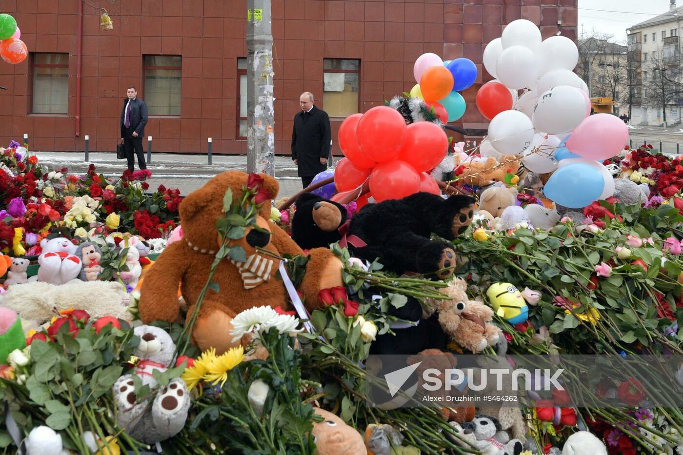 Russian President Vladimir Putin honors the memory of Kemerovo fire victims