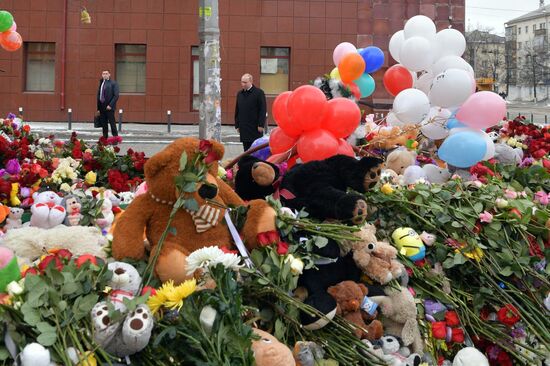 Russian President Vladimir Putin honors the memory of Kemerovo fire victims