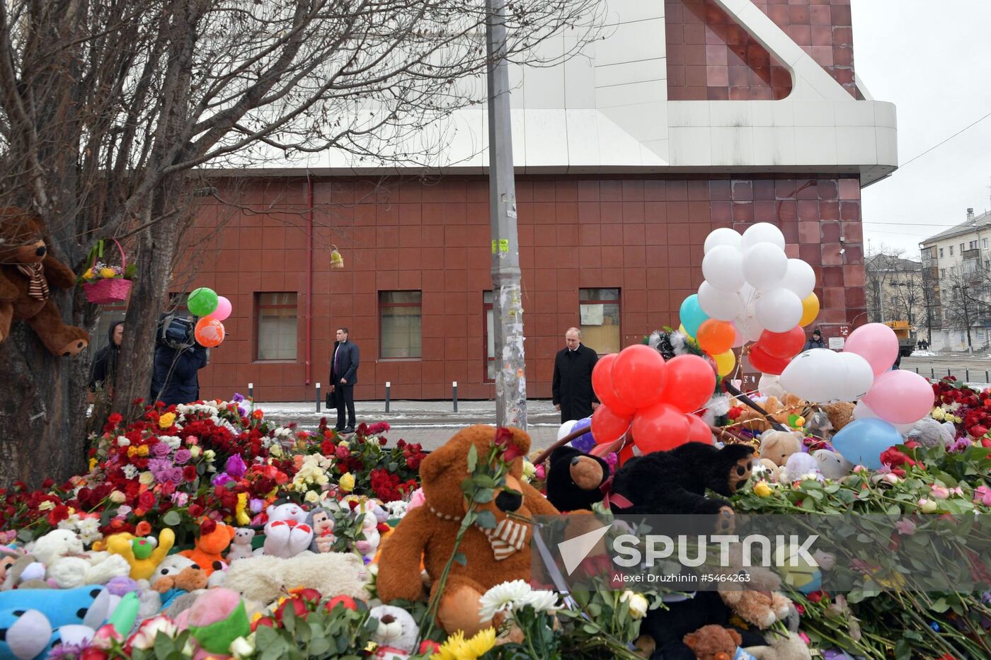 Russian President Vladimir Putin honors the memory of Kemerovo fire victims