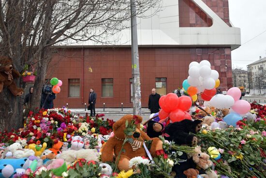 Russian President Vladimir Putin honors the memory of Kemerovo fire victims
