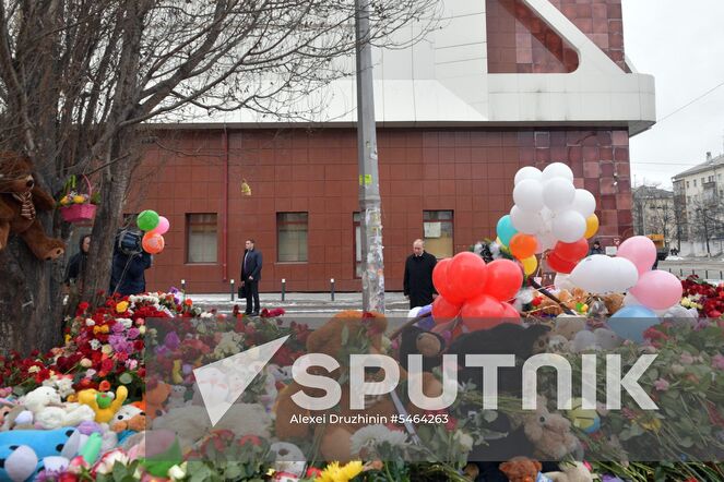 March 27, 2018. Russian President Vladimir Putin lays flowers at an impromptu memorial near the Zimnyaya Vishnya shopping mall in Kemerovo to honor those killed in the shopping mall fire. Location: Russia, Kemerovo. Author: Alexei Druzhinin/Sputnik. Russian President Vladimir Putin honors the memory of Kemerovo fire victims