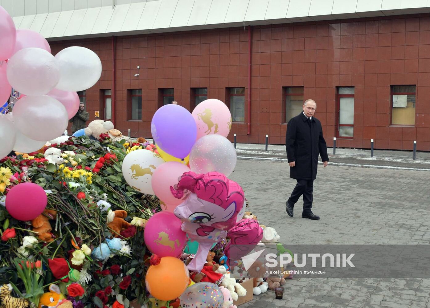Russian President Vladimir Putin honors the memory of Kemerovo fire victims