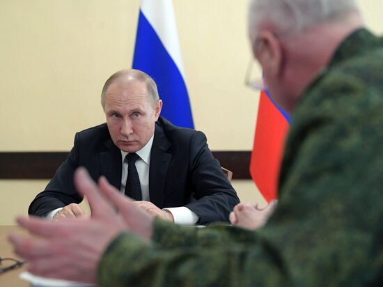 Russian President Vladimir Putin honors the memory of Kemerovo fire victims