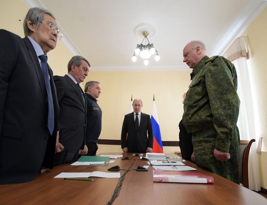 Russian President Vladimir Putin honors the memory of Kemerovo fire victims