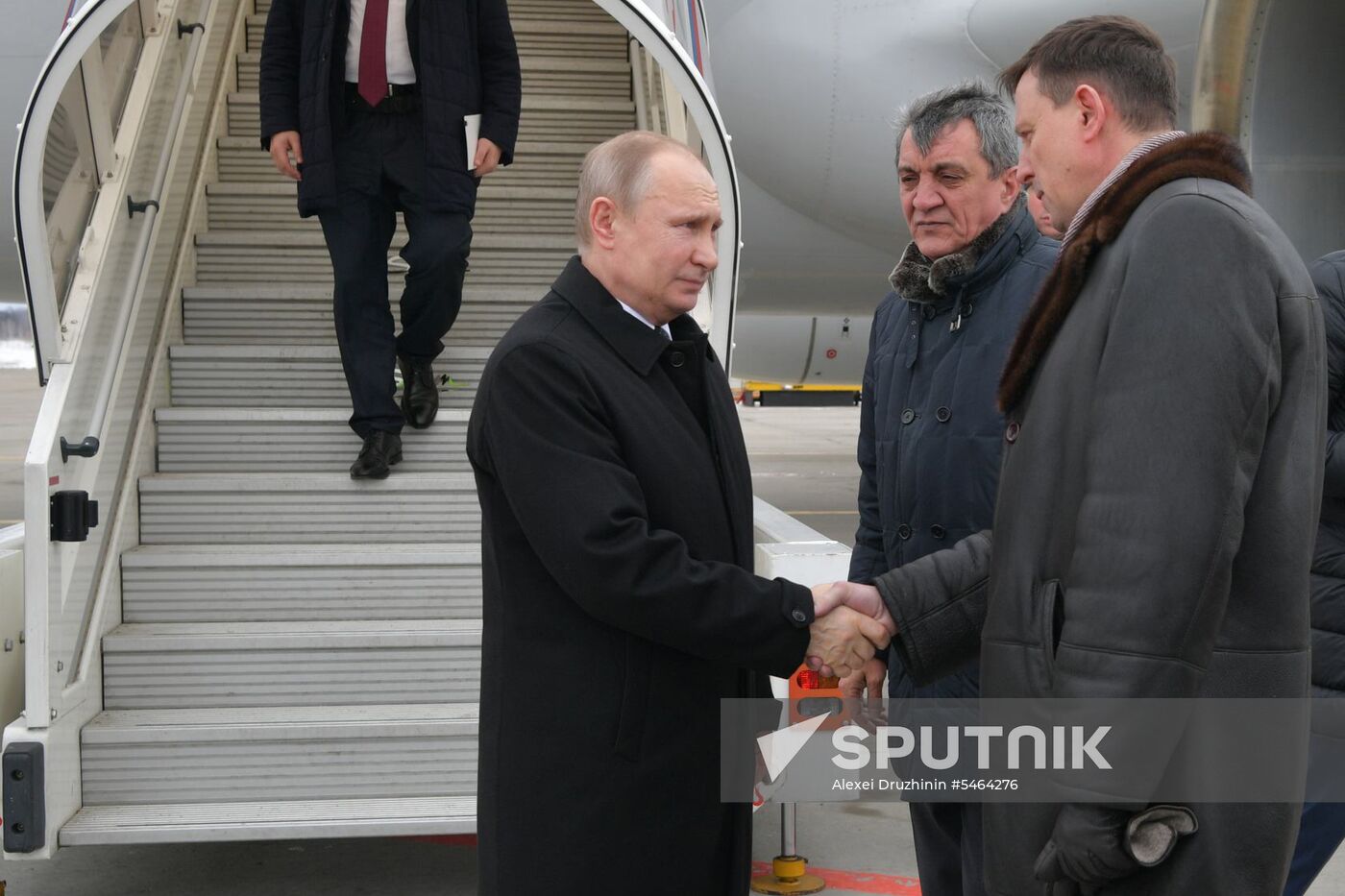 Russian President Vladimir Putin honors the memory of Kemerovo fire victims