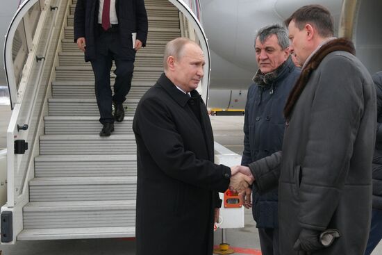 Russian President Vladimir Putin honors the memory of Kemerovo fire victims