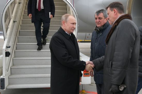 Russian President Vladimir Putin honors the memory of Kemerovo fire victims