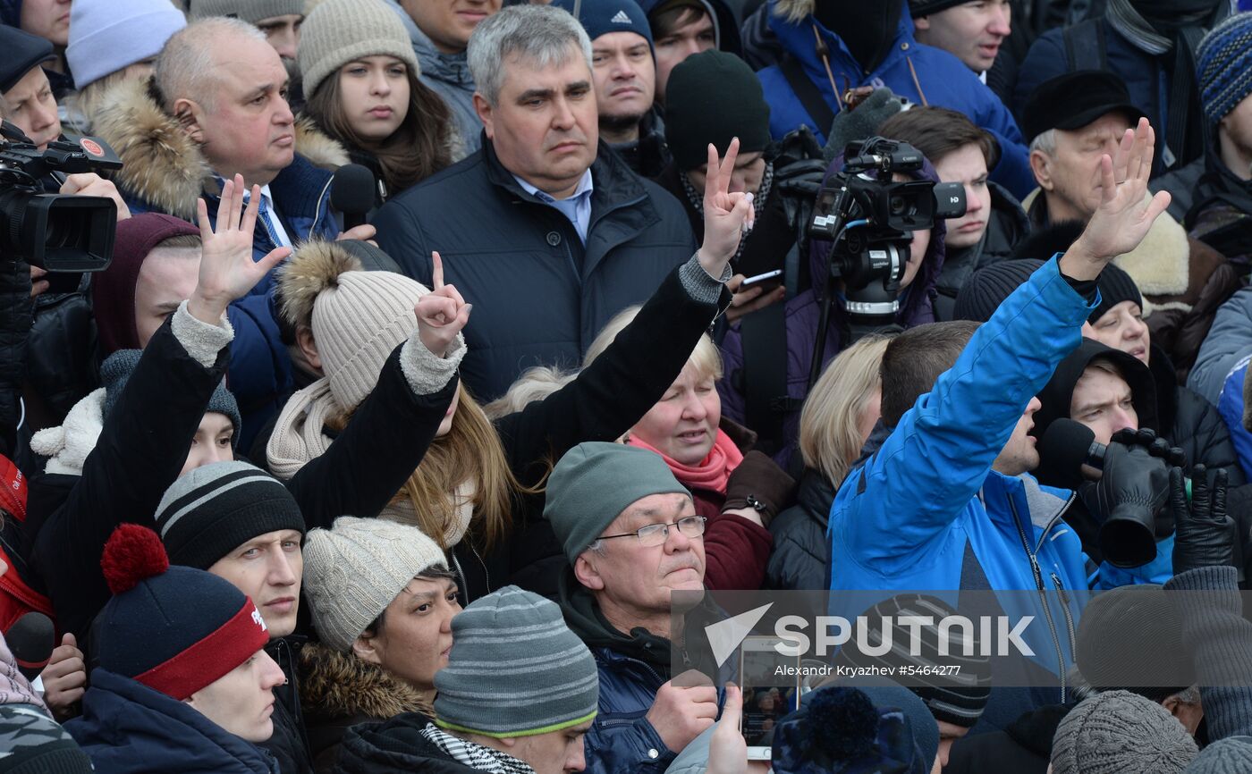 Rally in front of Kemerovo adiministration building