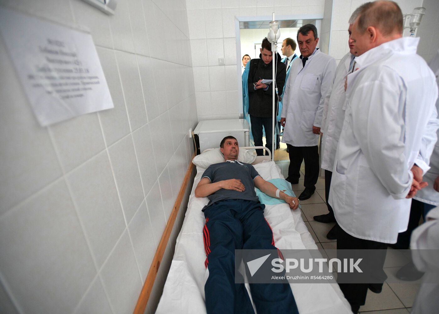 Russian President Vladimir Putin honors the memory of Kemerovo fire victims