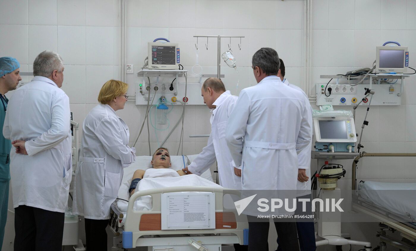 Russian President Vladimir Putin honors the memory of Kemerovo fire victims