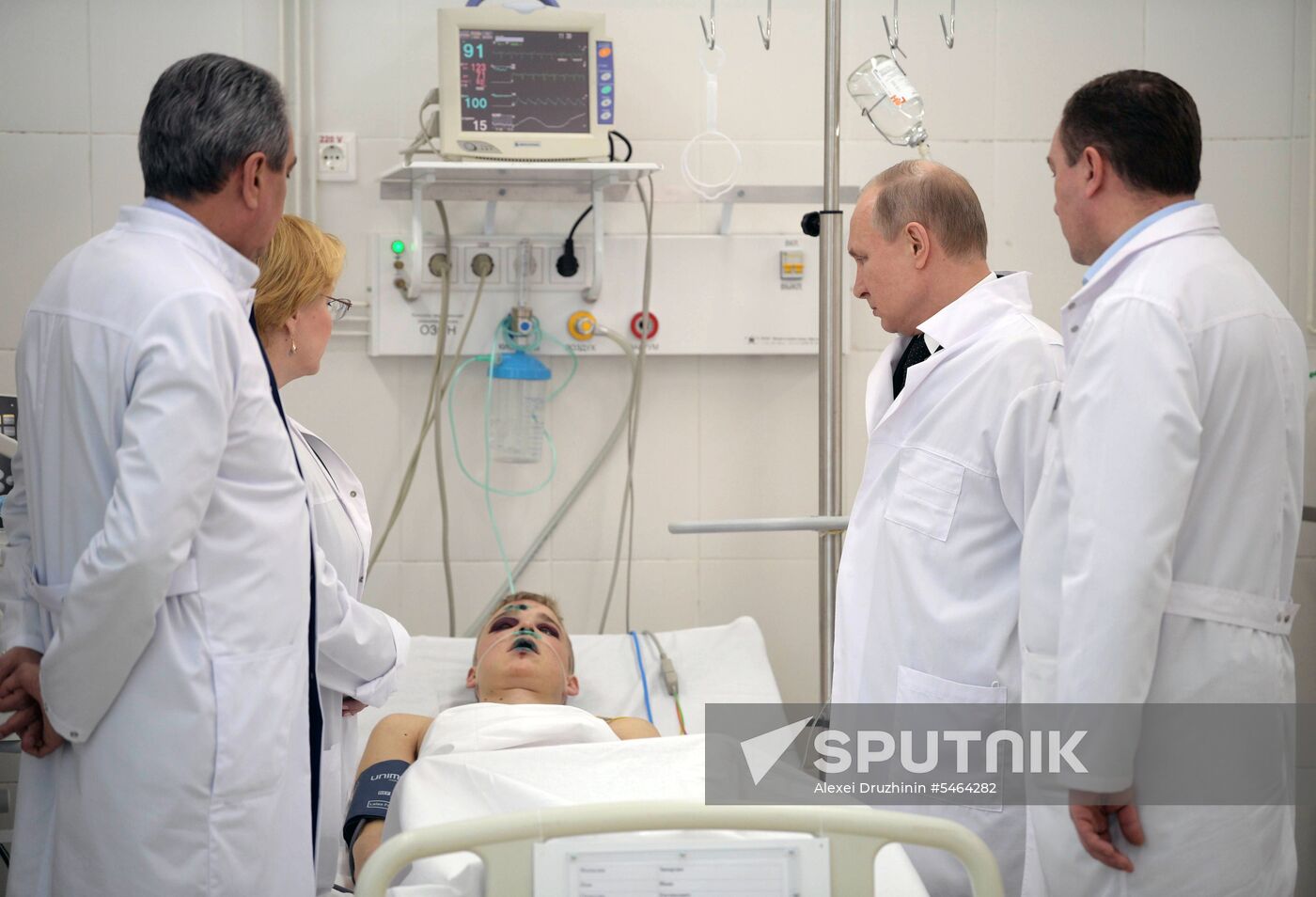 Russian President Vladimir Putin honors the memory of Kemerovo fire victims