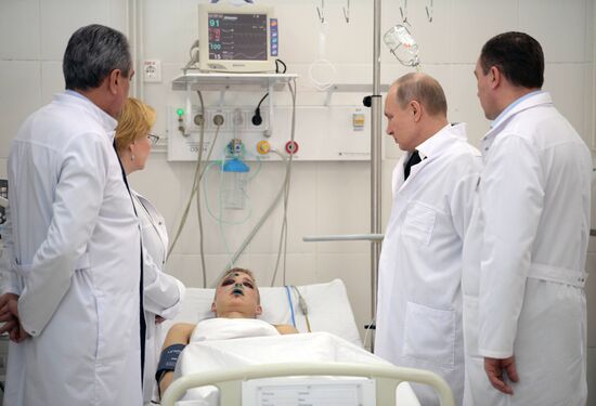 Russian President Vladimir Putin honors the memory of Kemerovo fire victims