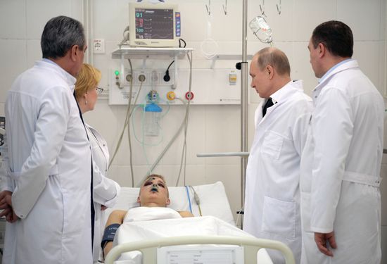 Russian President Vladimir Putin honors the memory of Kemerovo fire victims