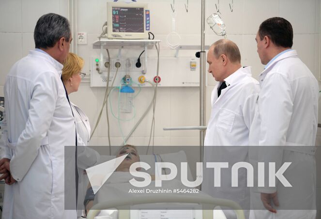 March 27, 2018. Russian President Vladimir Putin visits those injured in the Zimnyaya Vishnya shopping mall fire in Kemerovo. Location: Russia, Kemerovo. Author: Alexei Druzhinin/Sputnik. Russian President Vladimir Putin honors the memory of Kemerovo fire victims