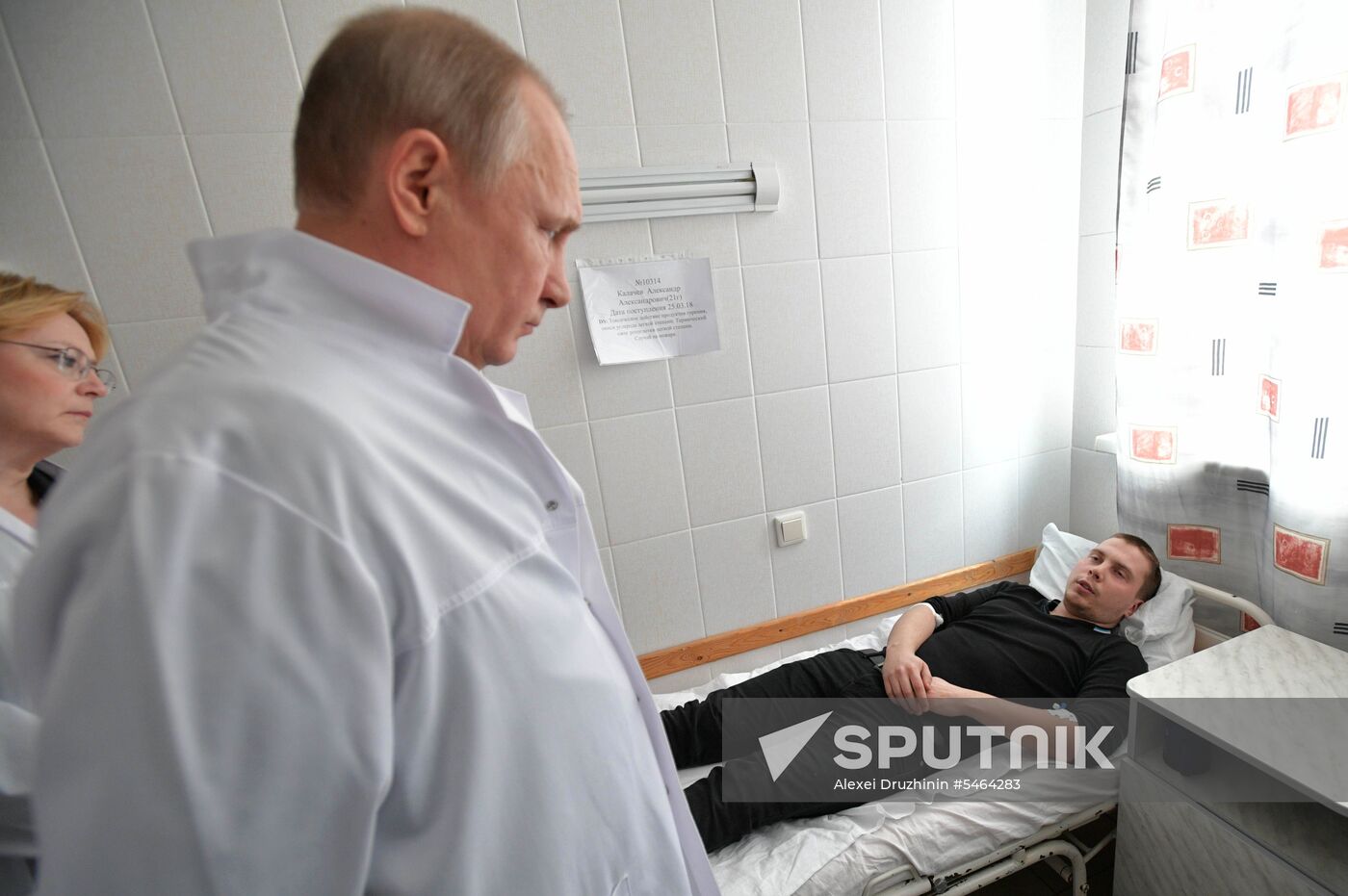 Russian President Vladimir Putin honors the memory of Kemerovo fire victims