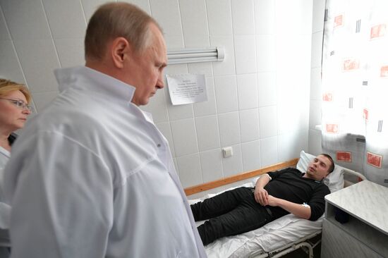 Russian President Vladimir Putin honors the memory of Kemerovo fire victims