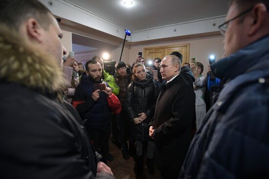 Russian President Vladimir Putin honors the memory of Kemerovo fire victims