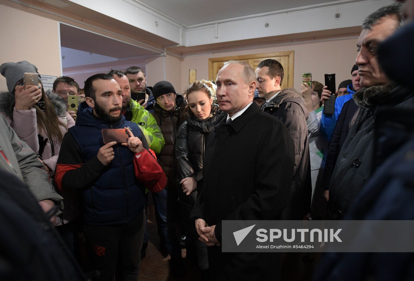 Russian President Vladimir Putin honors the memory of Kemerovo fire victims