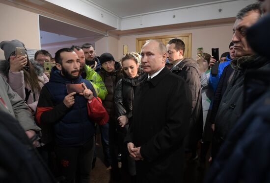 Russian President Vladimir Putin honors the memory of Kemerovo fire victims