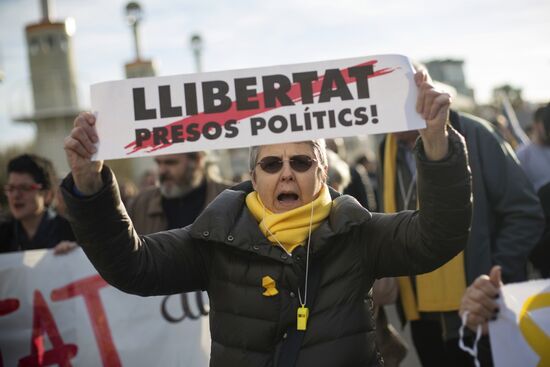 Protests in Barcelona against Carles Puigdemont's arrest