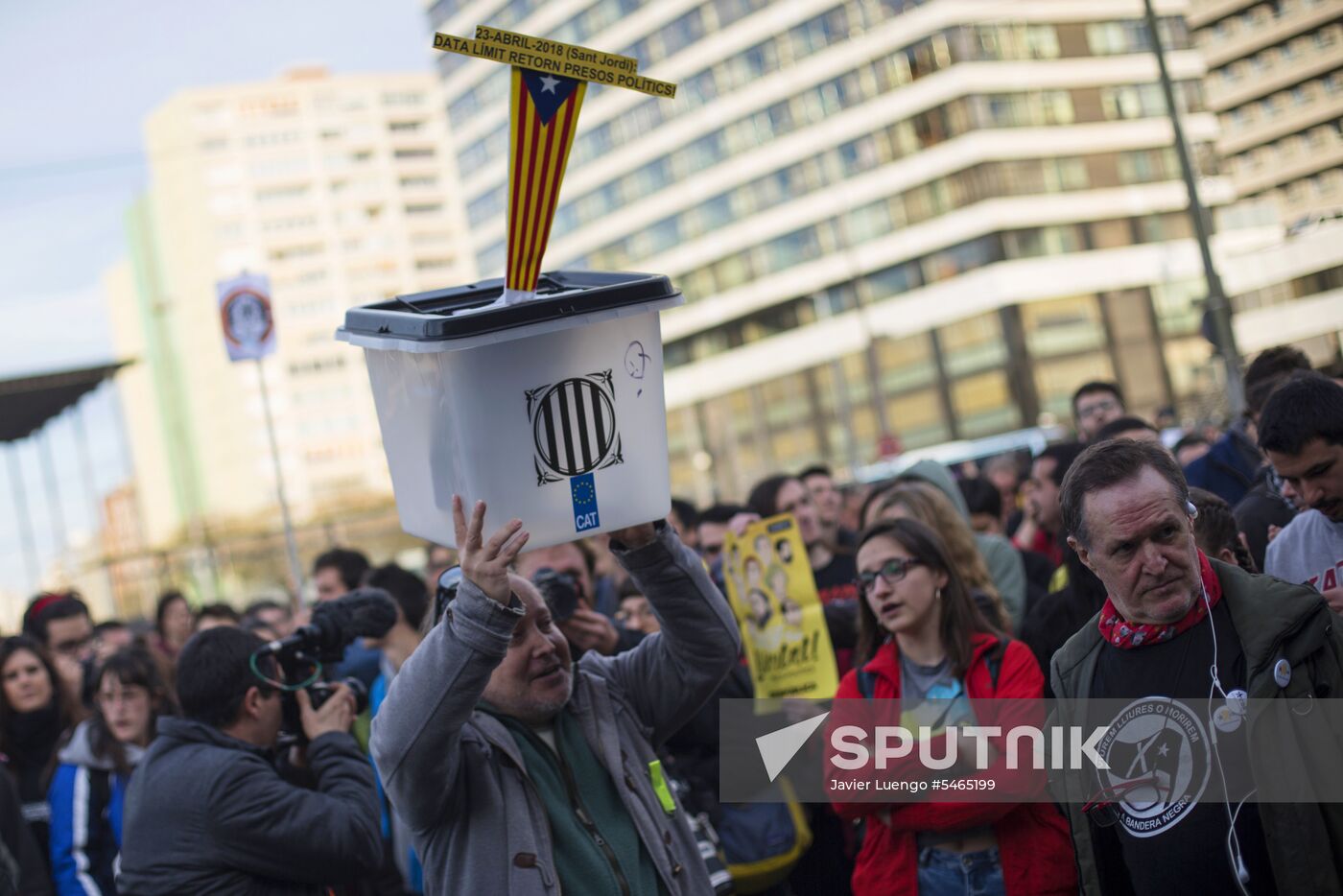 Protests in Barcelona against Carles Puigdemont's arrest
