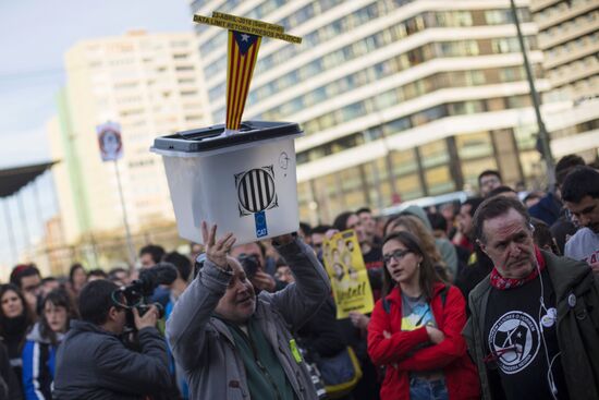Protests in Barcelona against Carles Puigdemont's arrest