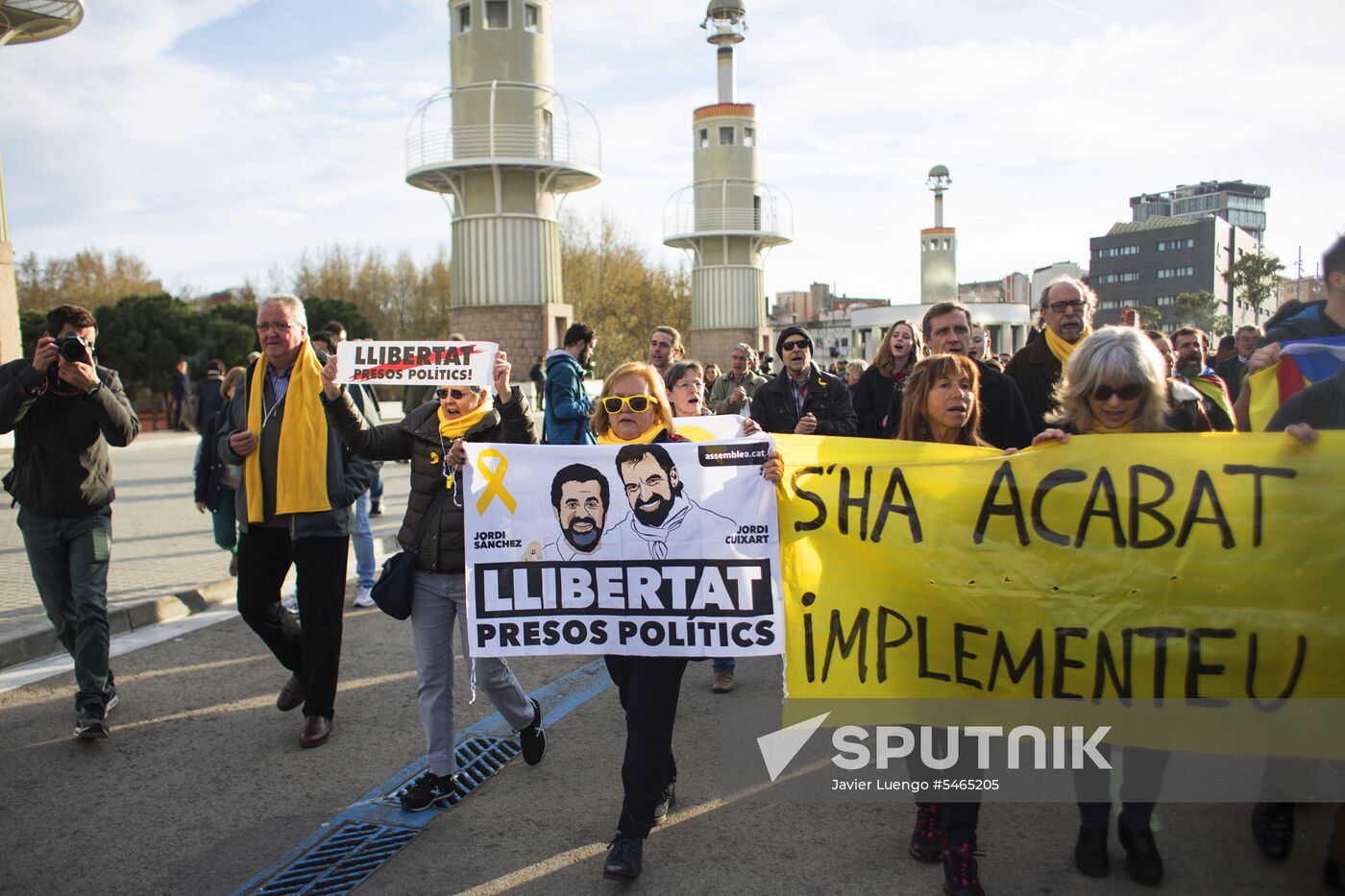 Protests in Barcelona against Carles Puigdemont's arrest