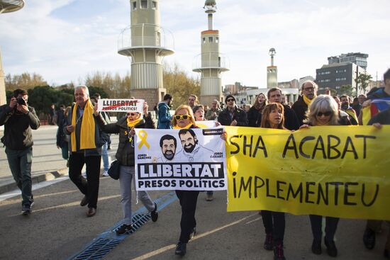 Protests in Barcelona against Carles Puigdemont's arrest