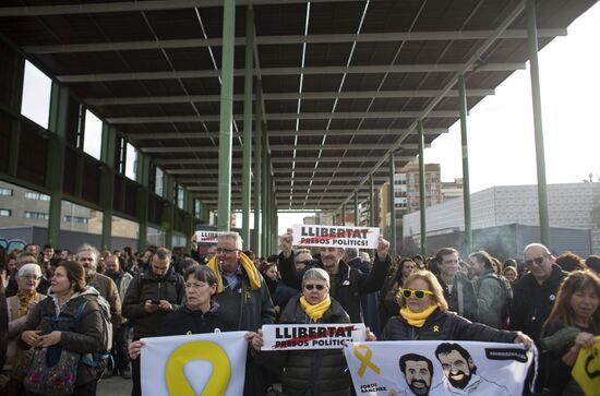 Protests in Barcelona against Carles Puigdemont's arrest