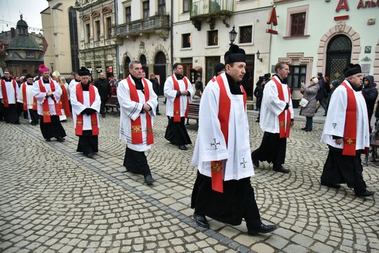 Cross procession in honor of Catholic Easter in Lviv