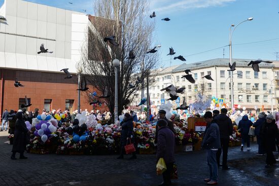 Flowers near Zimnyaya Vishnya shopping mall in Kemerovo