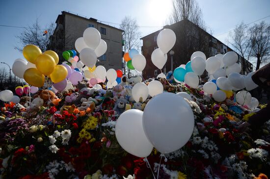 Flowers near Zimnyaya Vishnya shopping mall in Kemerovo