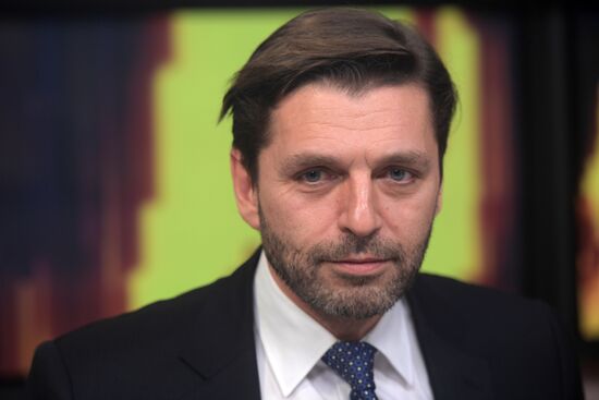 Live broadcast with Forbes Russia editor-in-chief Nikolai Uskov