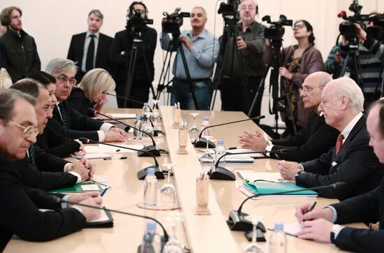 Foreign Minister Sergei Lavrov meets with UN Special Envoy for Syria Staffan de Mistura