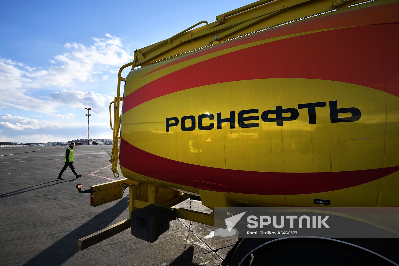 Maintenance of Pobeda aircraft at Vnukovo airport