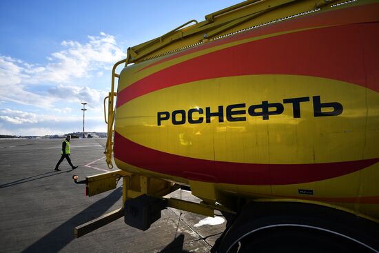 Maintenance of Pobeda aircraft at Vnukovo airport