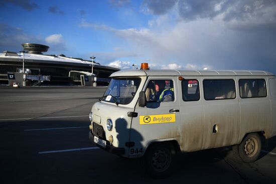Maintenance of Pobeda aircraft at Vnukovo airport