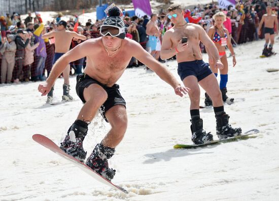 Downhill sliding in bikinis at BoogelWoogel-2018 carnival in Sochi