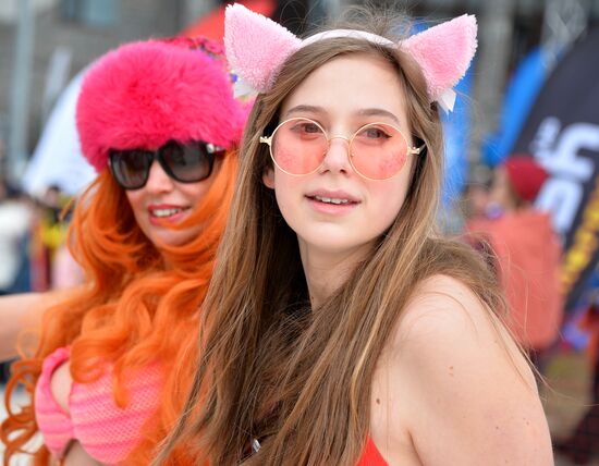 Downhill sliding in bikinis at BoogelWoogel-2018 carnival in Sochi
