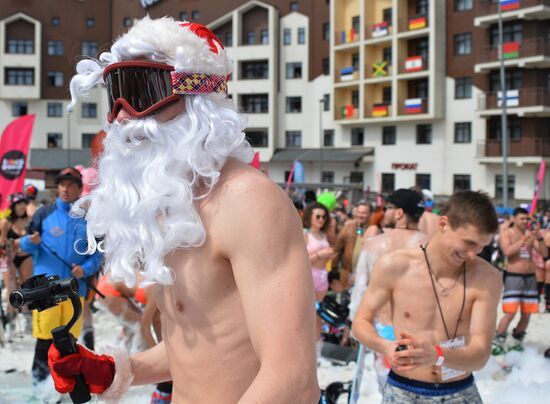 Downhill sliding in bikinis at BoogelWoogel-2018 carnival in Sochi