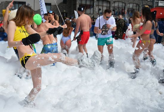 Downhill sliding in bikinis at BoogelWoogel-2018 carnival in Sochi