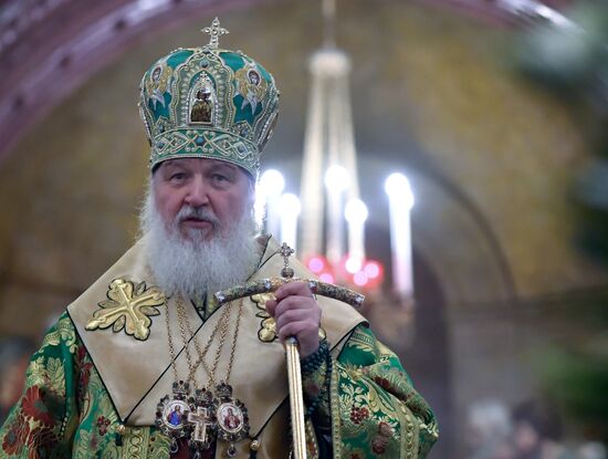 Patriarch holds service on the eve of Palm Sunday in Christ the Savior Cathedral