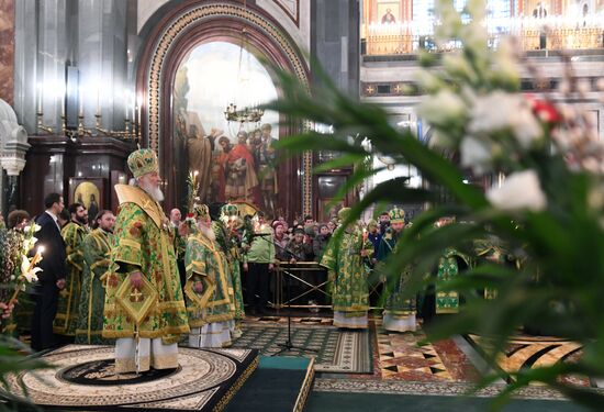 Patriarch holds service on the eve of Palm Sunday in Christ the Savior Cathedral